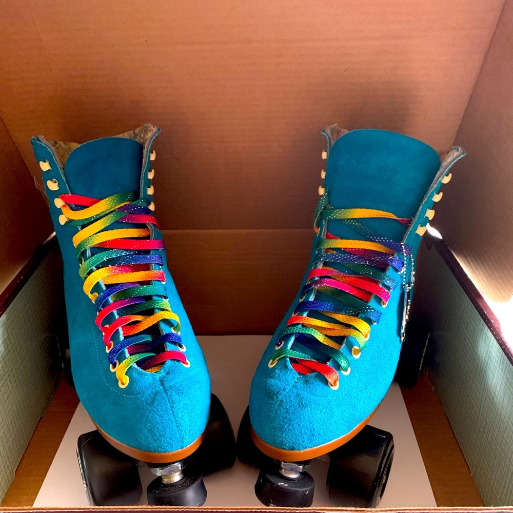 Moxi Pool Blue Lolly Roller Skate Bundle